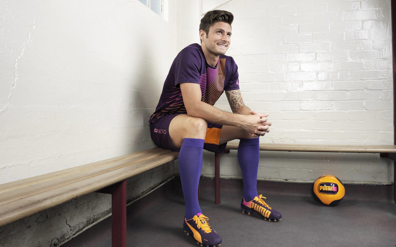 球迷妙语铁在烧，火苗窜上九重霄引共鸣，折射中国足球变革时代阵痛